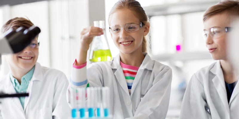 Kontrola Państwowej Inspekcji Pracy szkolnych pracowni chemicznych (5.06.2025)